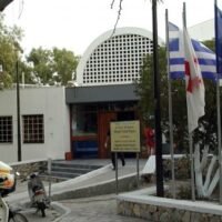 Προσοχή, για πεζούς και οχήματα, μπροστά στο πρώην Κέντρο Υγείας