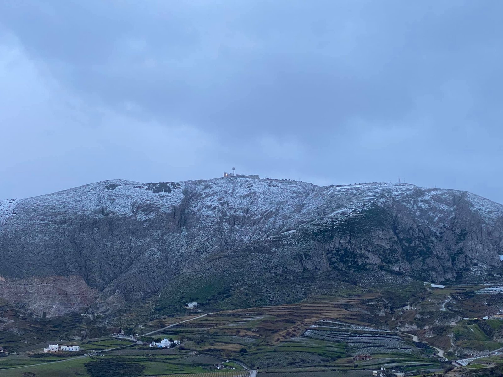 ΜΙΚΡΗ ΑΣΠΡΗ ΜΕΡΑ ΣΤΗ ΣΑΝΤΟΡΙΝΗ, ΚΑΤΙ ΛΙΓΟ ΧΙΟΝΙΣΕ