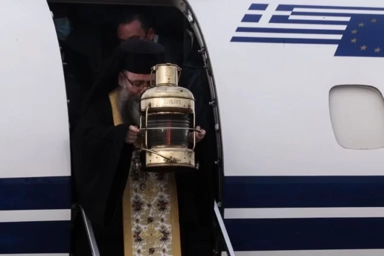 Με την Sky Express το Άγιο Φως στην Σαντορίνη