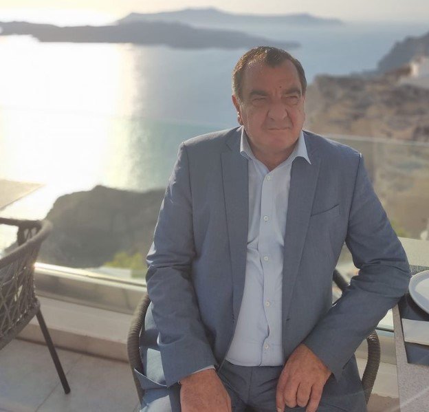 ΜΕ ΚΟΡΩΝΟΪΟ Ο ΔΗΜΑΡΧΟΣ ΘΗΡΑΣ