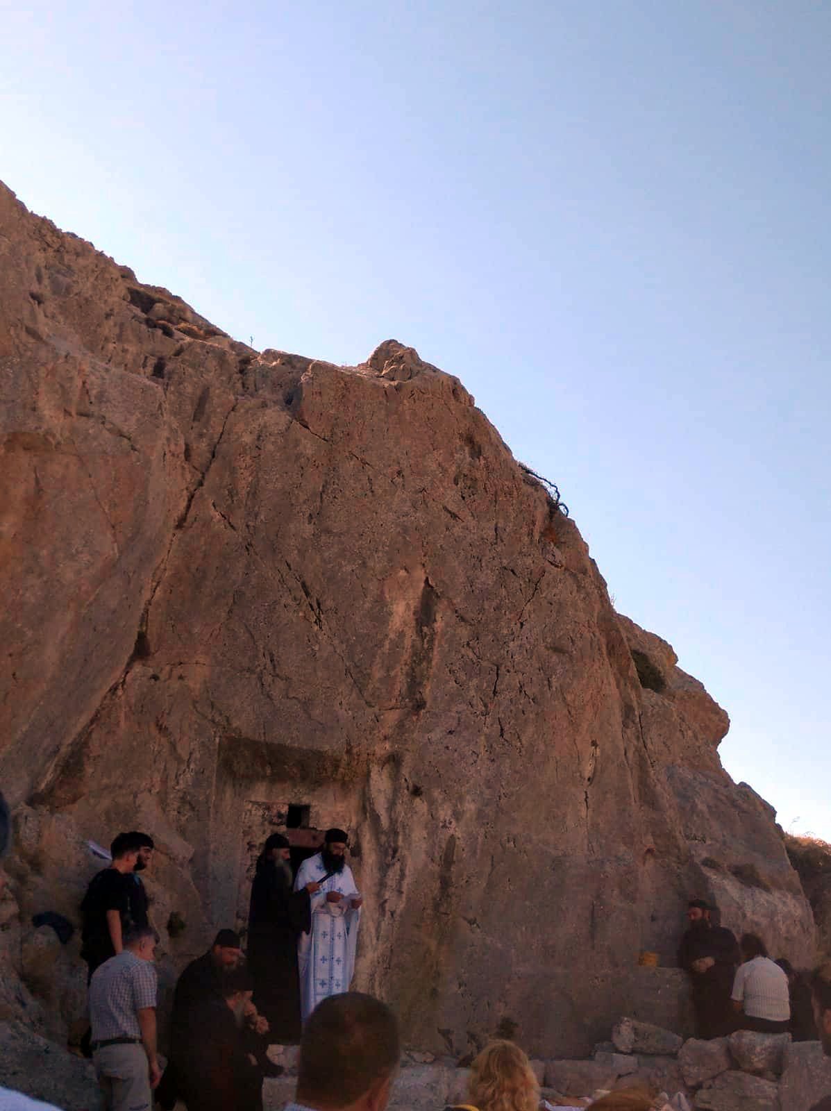 KATANYKTIKH ΙΕΡΟΥΡΓΙΑ ΣΤΟ “ΧΡΙΣΤΟΥΛΑΚΙ” ΣΤΗΝ ΑΡΧΑΙΑ ΘΗΡΑ