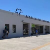 Ο ΧΑΡΤΟΠΟΛΕΜΟΣ ΤΩΝ ΠΛΑΣΤΩΝ ΤΑΞΙΔΙΩΤΙΚΩΝ ΕΓΓΡΑΦΩΝ ΣΥΝΕΧΙΖΕΤΑΙ ΣΤΟ ΑΕΡΟΔΡΟΜΙΟ