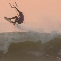 ΟΙ ΑΝΕΜΟΙ ΠΑΡΕΣΥΡΑΝ KITE-SURFER ΣΤΗΝ ΑΝΥΔΡΟ