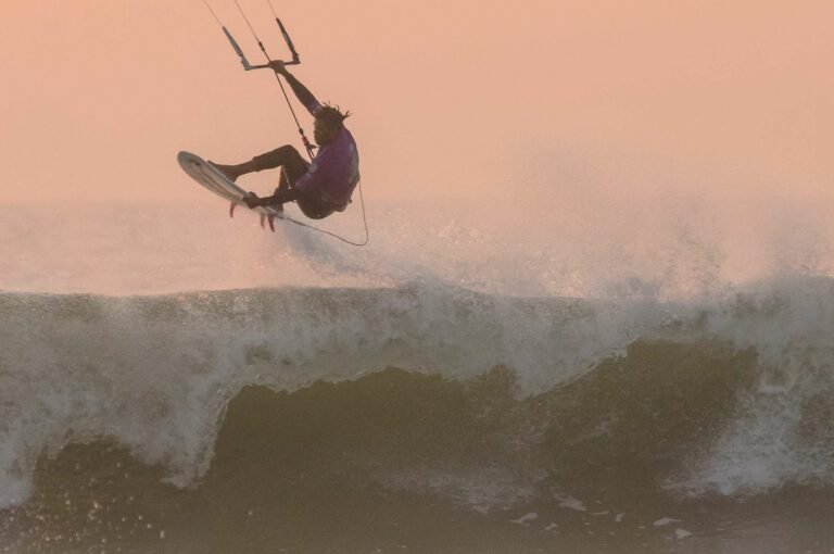 ΟΙ ΑΝΕΜΟΙ ΠΑΡΕΣΥΡΑΝ KITE-SURFER ΣΤΗΝ ΑΝΥΔΡΟ