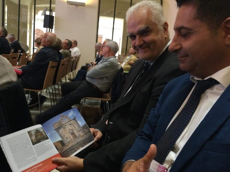 Η ΣΙΚΙΝΟΣ ΠΑΡΑΛΑΜΒΑΝΕΙ ΣΤΗΝ ΠΡΑΓΑ ΤΟ ΕΥΡΩΠΑΪΚΟ ΒΡΑΒΕΙΟ ΓΙΑ ΤΗΝ ΕΠΙΣΚΟΠΗ