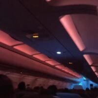 ΒΙΝΤΕΟ: ΠΙΛΟΤΟΣ ΑΠΟΘΕΩΘΗΚΕ ΑΠΟ ΤΟΥΣ ΕΠΙΒΑΤΕΣ ΛΕΓΟΝΤΑΣ ΠΩΣ “ΓΚΑΖΩΣΕ” ΤΟ ΑΕΡΟΠΛΑΝΟ