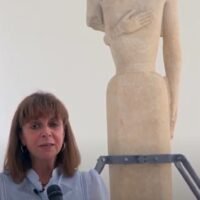 ΒΙΝΤΕΟ: Η “ΚΟΡΗ ΤΗΣ ΘΗΡΑΣ” ΠΡΟΣΙΤΗ ΣΤΟΥΣ ΑΡΧΑΙΟΦΙΛΟΥΣ