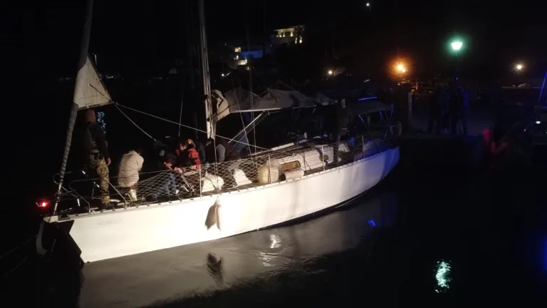 ΣΥΛΛΗΨΕΙΣ ΜΕΤΑΝΑΣΤΩΝ ΚΑΙ ΤΩΝ ΔΙΑΚΙΝΗΤΩΝ ΤΟΥΣ ΣΤΗ ΣΤΗ ΣΑΝΤΟΡΙΝΗ