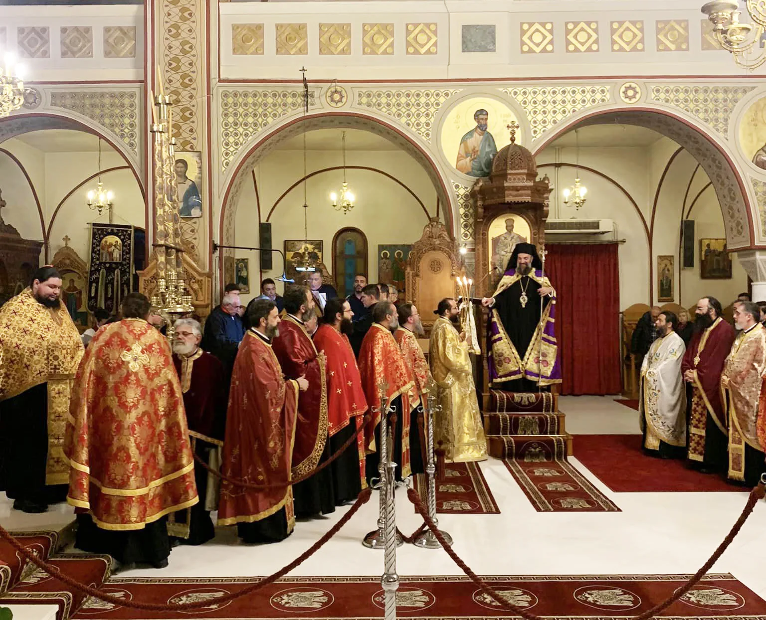 Ο εσπερινός των Χριστουγέννων στην Μητρόπολη Θήρας