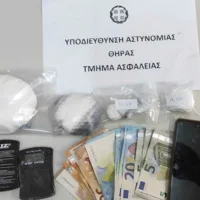 ΣΥΛΛΗΨΗ ΓΙΑ ΚΟΚΑΪΝΗ ΑΠΟ ΤΟ ΑΣΤΥΝΟΜΙΚΟ ΤΜΗΜΑ ΘΗΡΑΣ