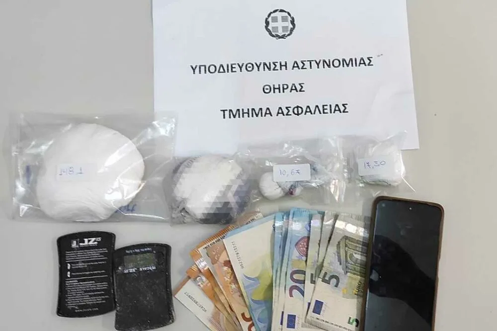 ΣΥΛΛΗΨΗ ΓΙΑ ΚΟΚΑΪΝΗ ΑΠΟ ΤΟ ΑΣΤΥΝΟΜΙΚΟ ΤΜΗΜΑ ΘΗΡΑΣ