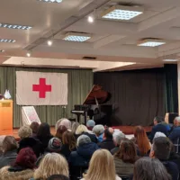 ΠΛΗΘΟΣ ΚΟΣΜΟΥ ΠΑΡΕΣΤΗ ΣΤΗΝ ΚΟΠΗ ΠΙΤΑΣ ΤΟΥ ΕΡΥΘΡΟΥ ΣΤΑΥΡΟΥ ΘΗΡΑΣ