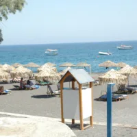 «Ποιος ευθύνεται για την αύξηση των τιμών εκμίσθωσης των παραλιών της Σαντορίνης;»