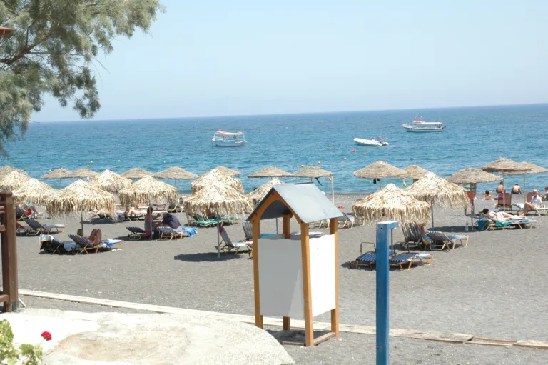 «Ποιος ευθύνεται για την αύξηση των τιμών εκμίσθωσης των παραλιών της Σαντορίνης;»