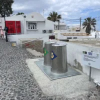 ΣΥΓΧΡΟΝΟΙ ΒΥΘΙΖΟΜΕΝΟΙ ΚΑΔΟΙ ΑΠΟΡΡΙΜΜΑΤΩΝ ΣΤΗ ΣΑΝΤΟΡΙΝΗ