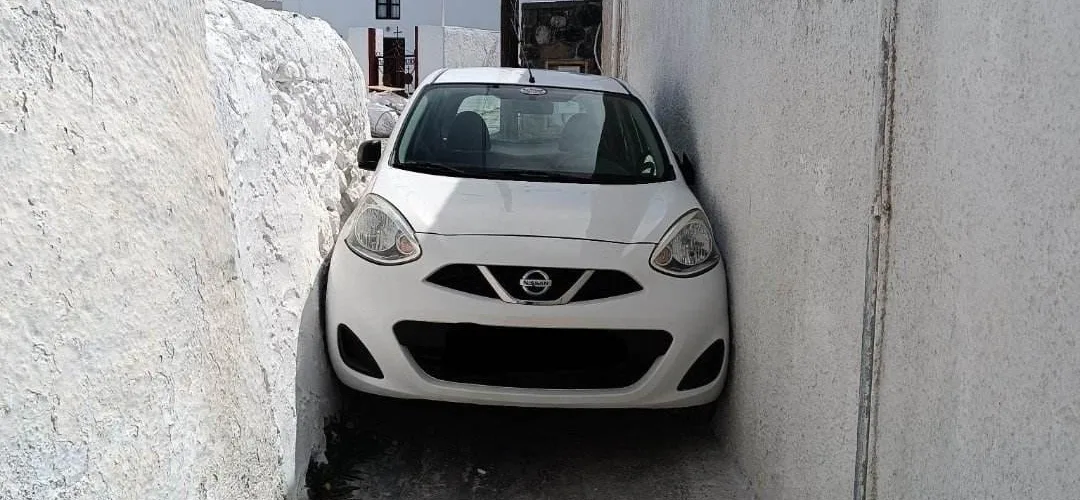 αυτοκινητο σφηνωμένο