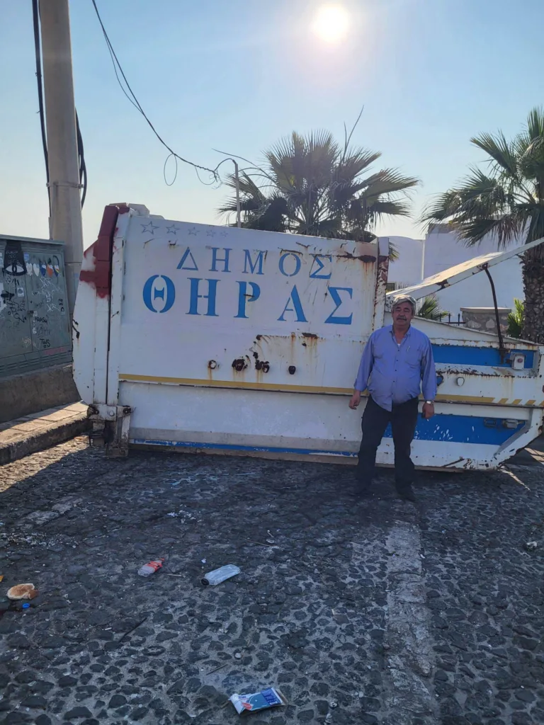 Απομακρύνθηκαν οι πρέσες απορριμμάτων από τη Μητρόπολη