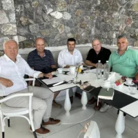 “Συνάντηση Μάρκου Καφούρου με εκπροσώπους Εμποροεπαγγελματικού συλλόγου Θήρας”