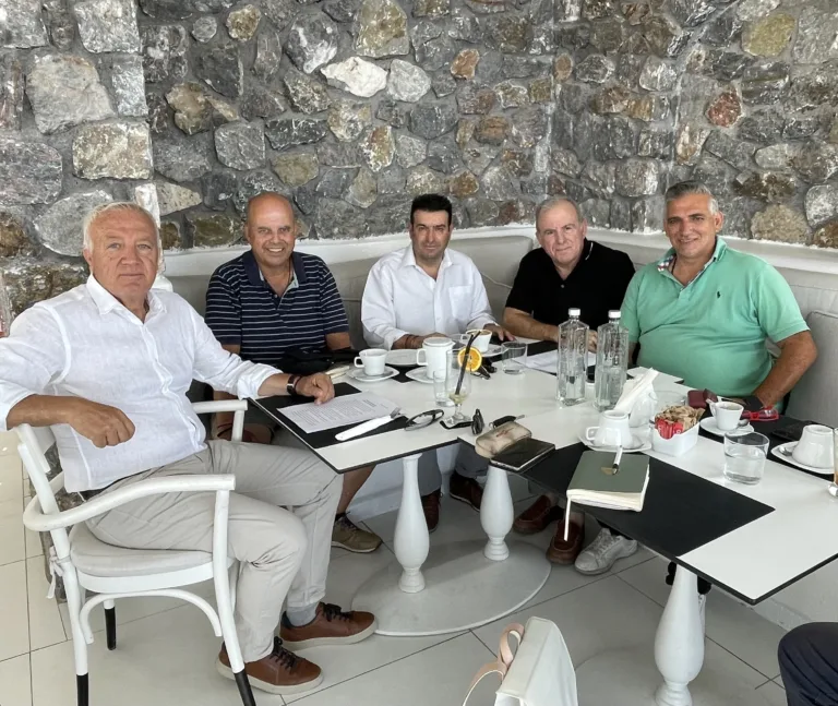 “Συνάντηση Μάρκου Καφούρου με εκπροσώπους Εμποροεπαγγελματικού συλλόγου Θήρας”