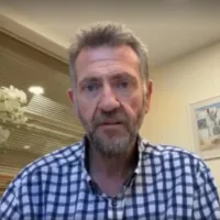 ΒΙΝΤΕΟ: Ο ΜΑΝΟΛΗΣ ΟΡΦΑΝΟΣ ΑΠΑΝΤΑ ΓΙΑ ΤΟ ΞΕΝΟΔΟΧΕΙΟ ΣΤΗΝ ΕΙΣΟΔΟ ΤΩΝ ΦΗΡΩΝ