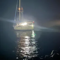 Βίντεο και φωτογραφίες από το προσαραγμένο σκάφος στο Μονόλιθο