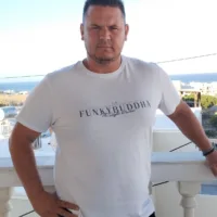 O Χάλαρης Τάσος (Σκαραμαγκάς) με τη “Θηραϊκή Πολιτεία”