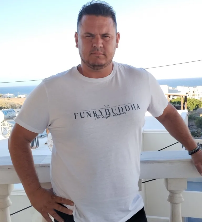 O Χάλαρης Τάσος (Σκαραμαγκάς) με τη “Θηραϊκή Πολιτεία”