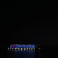 Πλοίο Κρουαζιέρας αποχαιρετά τη σεζόν και τη Σαντορίνη