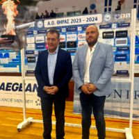 Ο Υπουργός Γιάννης Βρούτσης, τιμά τους νησιώτες.
