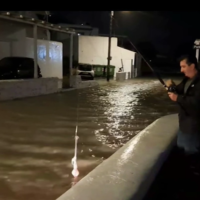 Μύκονος, τα νερά εισέβαλαν στη Μικρή Βενετία κάτοικος ψάρευε στο δρόμο