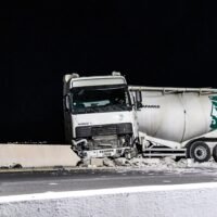 Μπετονιέρα συνέτριψε τοίχο