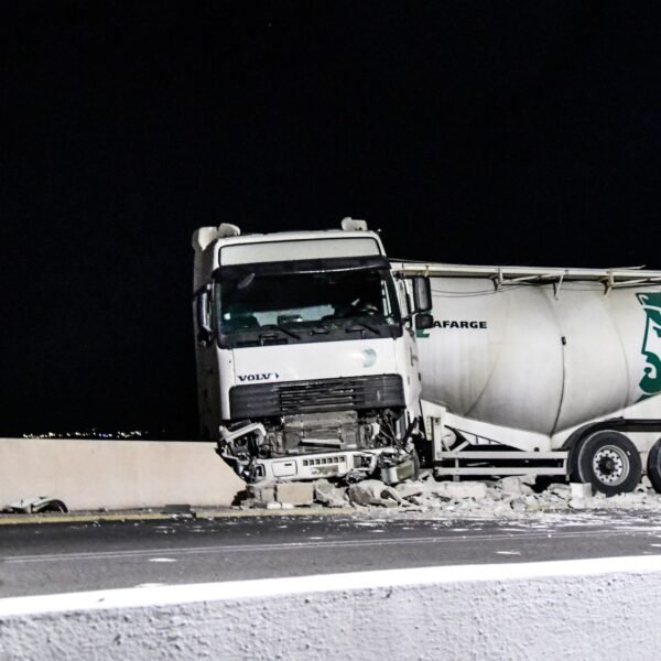 Μπετονιέρα συνέτριψε τοίχο