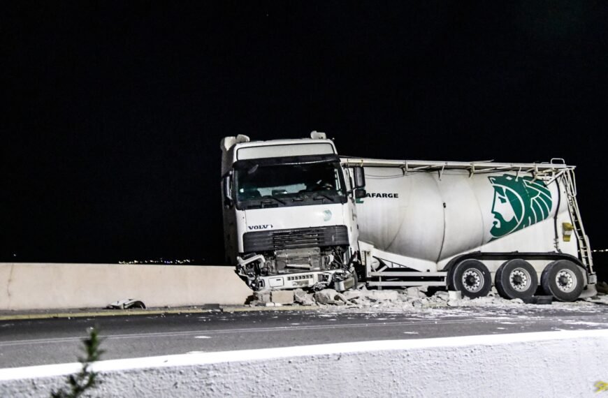 Μπετονιέρα συνέτριψε τοίχο