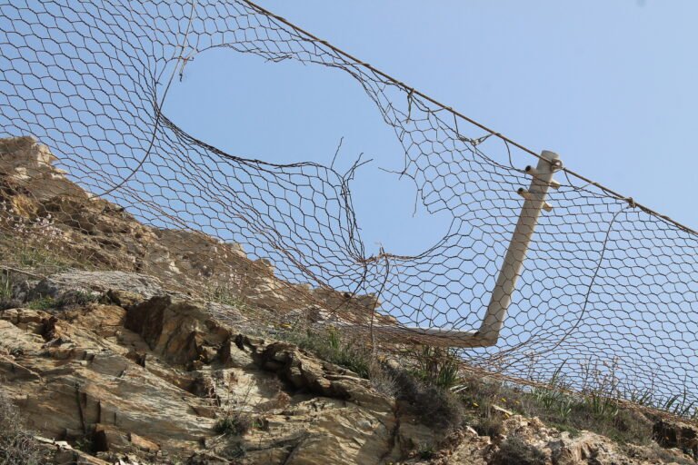 Ξεκίνησε η συντήρηση των πλεγμάτων στα πρανή του Αθηνιού.