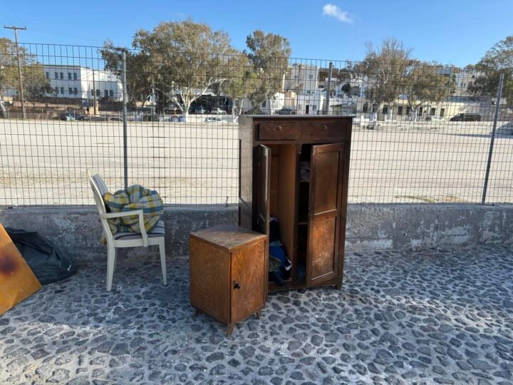 Καλπάζει το πρόβλημα της στέγης στη Σαντορίνη- Υπαίθριο σαλονάκι στη Μεσαριά