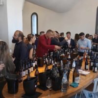 Η Ένωση Ξενοδόχων Σαντορίνης συγχαίρει την SanDrops για τη διοργάνωση της έκθεσης Εstεres