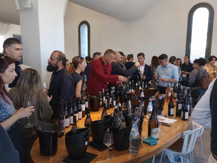 Η Ένωση Ξενοδόχων Σαντορίνης συγχαίρει την SanDrops για τη διοργάνωση της έκθεσης Εstεres