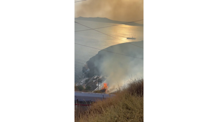 Κατασβέστηκε η φωτιά στις σκάλες του Όρμου Φηρών-Βίντεο