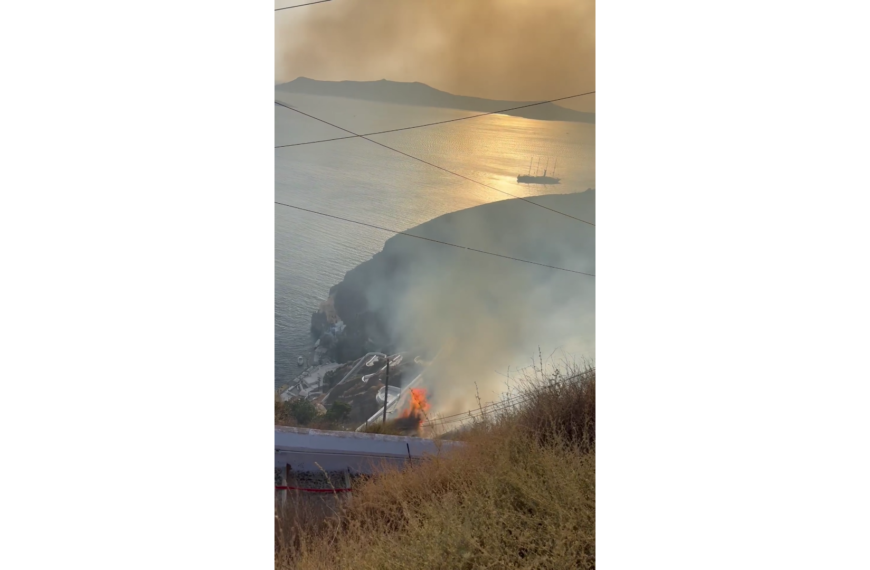 Κατασβέστηκε η φωτιά στις σκάλες του Όρμου Φηρών-Βίντεο