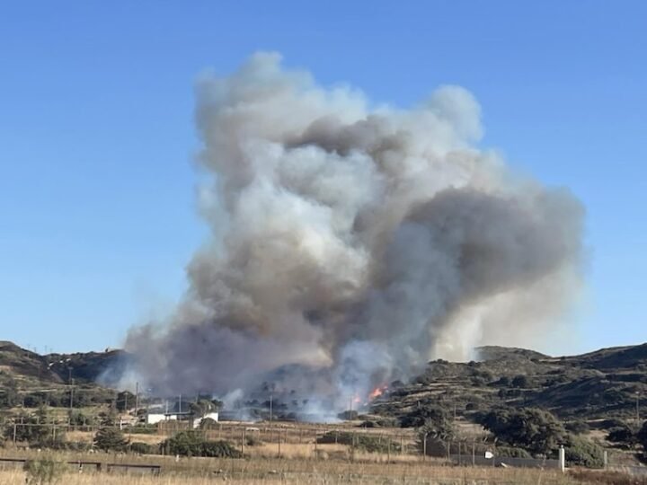 Πυρκαγιά κοντά στο αεροδρόμιο Μήλου- κατέφθασαν πυροσβεστικές ενισχύσεις