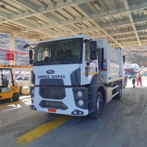 Σύγχρονο απορριμματοφόρο παρέλαβε ο Δήμος Θήρας