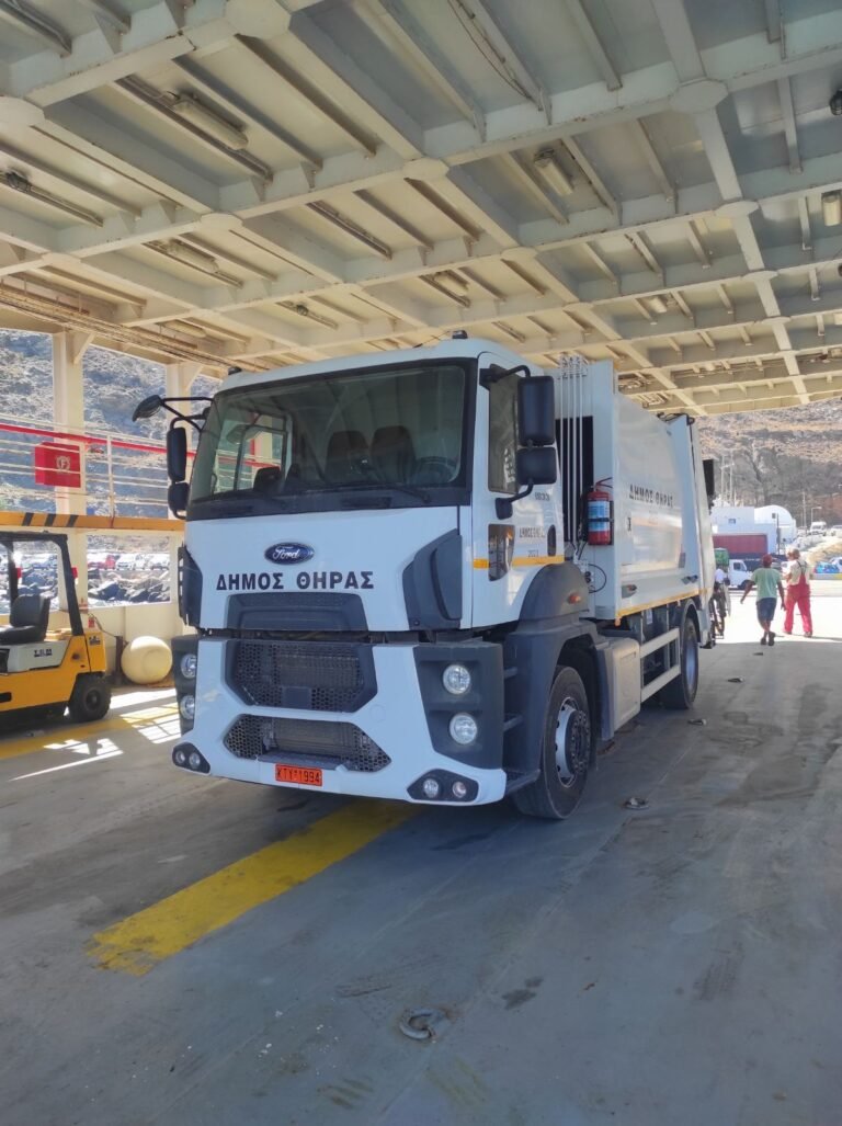 Σύγχρονο απορριμματοφόρο παρέλαβε ο Δήμος Θήρας