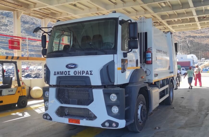 Σύγχρονο απορριμματοφόρο παρέλαβε ο Δήμος Θήρας