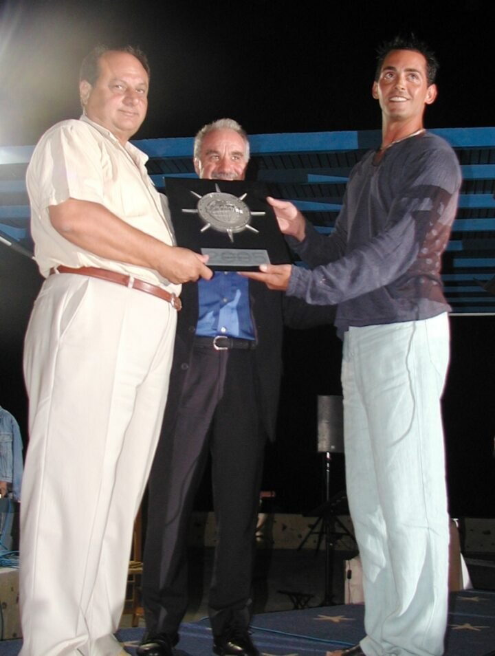 Η Σαντορίνη ξεθωριάζει