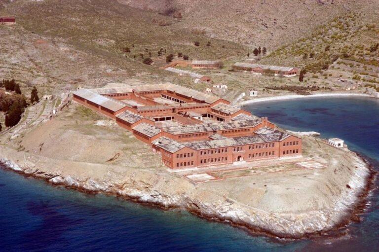 Η Γυάρος το αλίμενο κολαστήριο, από μνημείο αγώνων για τη δημοκρατία, παραδίδεται βορά στην «αξιοποίηση»…