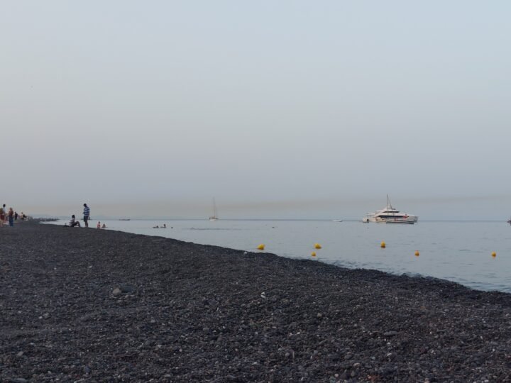“Καφετί νέφος στον ορίζοντα που ξεκινάει από το εργοστάσιο της ΔΕΗ”