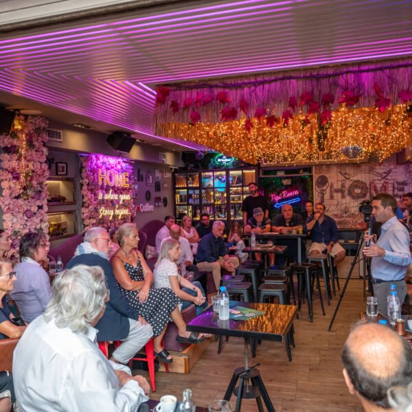 Μ. Κατρίνης, μιλώντας σε πολίτες στη Σαντορίνη. “Είμαι εδώ και δίνω τη μάχη για όλα αυτά με πίστη, βεβαιότητα και αισιοδοξία»