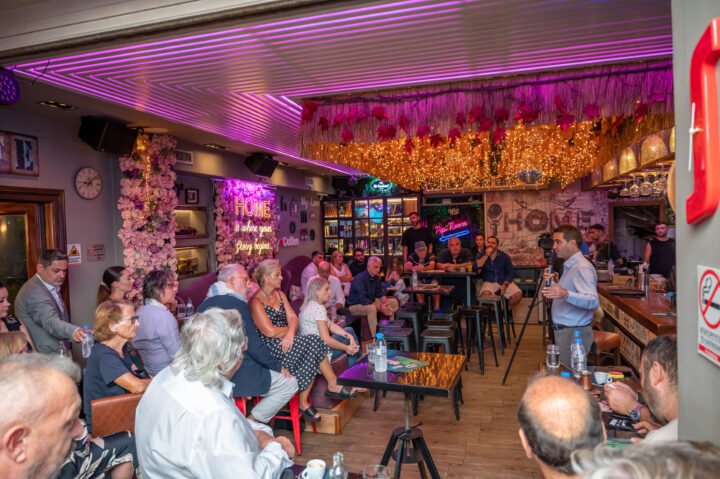 Μ. Κατρίνης, μιλώντας σε πολίτες στη Σαντορίνη. “Είμαι εδώ και δίνω τη μάχη για όλα αυτά με πίστη, βεβαιότητα και αισιοδοξία»