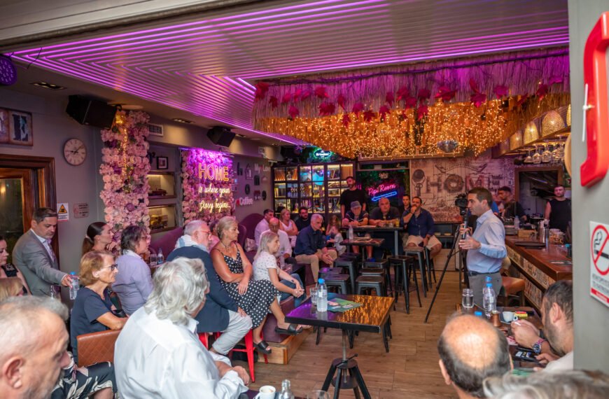 Μ. Κατρίνης, μιλώντας σε πολίτες στη&hellip;