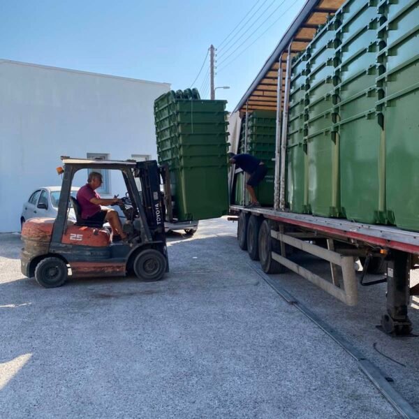 Παραλαβή 168 νέων πράσινων κάδων από τον Δήμο Θήρας